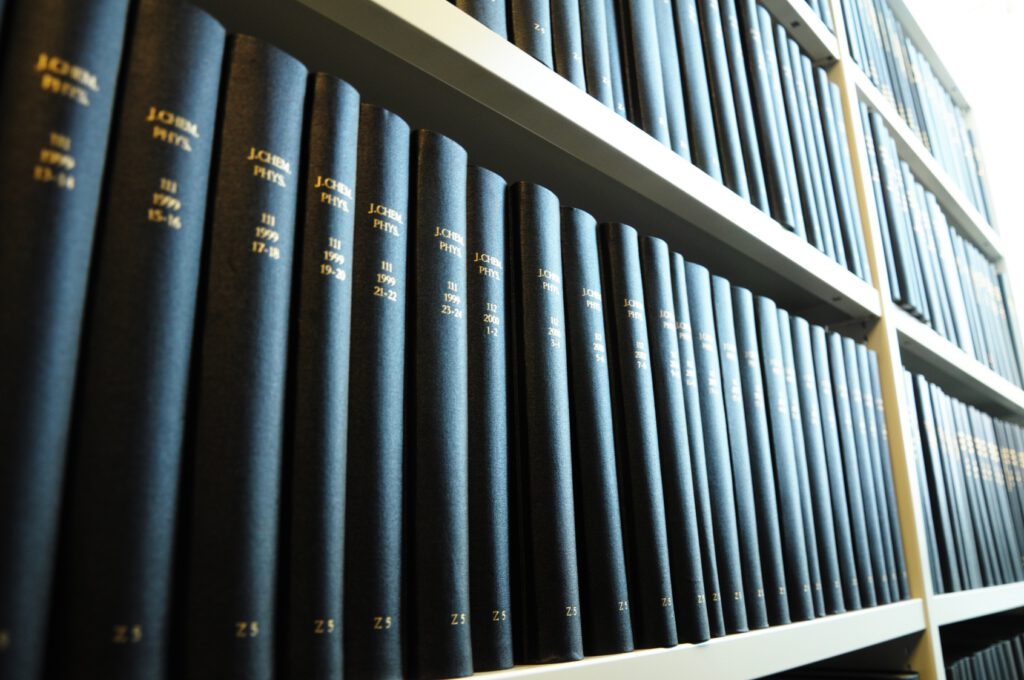Bücherregal mit vielen Werken - Symbolisch für die Vielzahl der Literatur (Studien und Fachartikel) rund um Transformationale und Transaktionale Führung